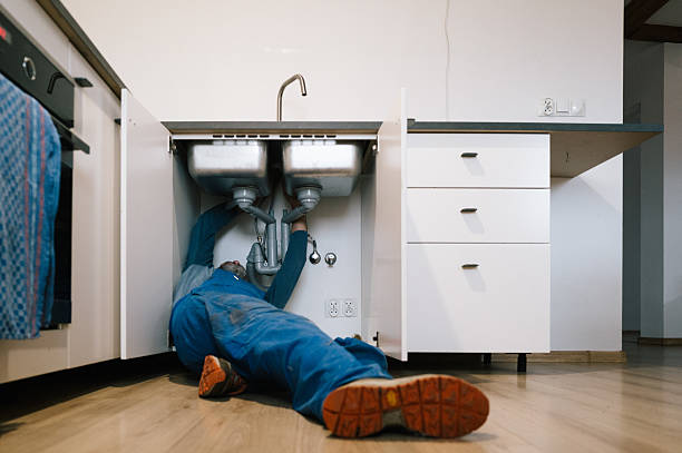 Professional Emergency Plumber technician working in Rosser, TX